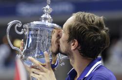 雷速体育app-美国网球队横扫德国网球队，梅德韦杰夫高光表现的简单介绍