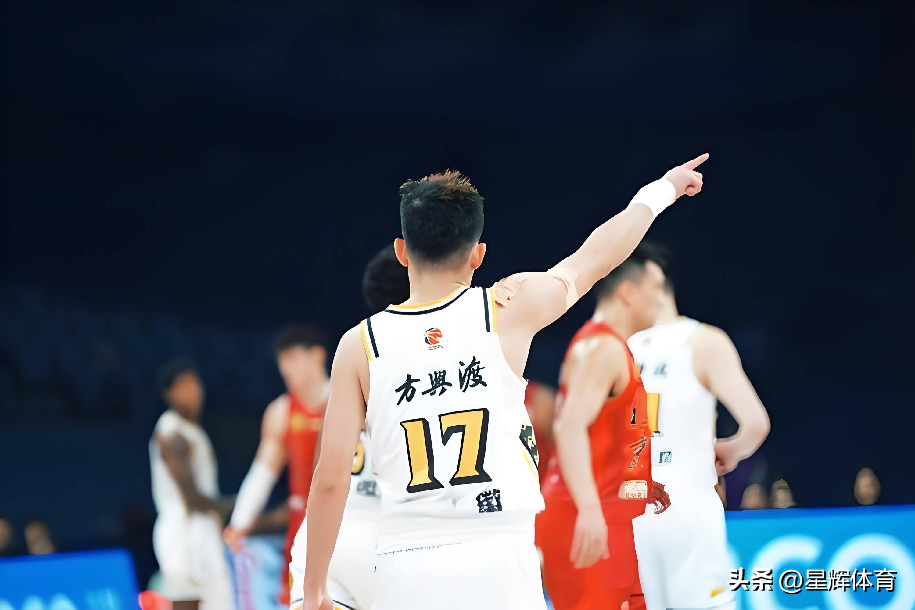 篮球英雄精彩表现引发球迷狂热掌声的简单介绍