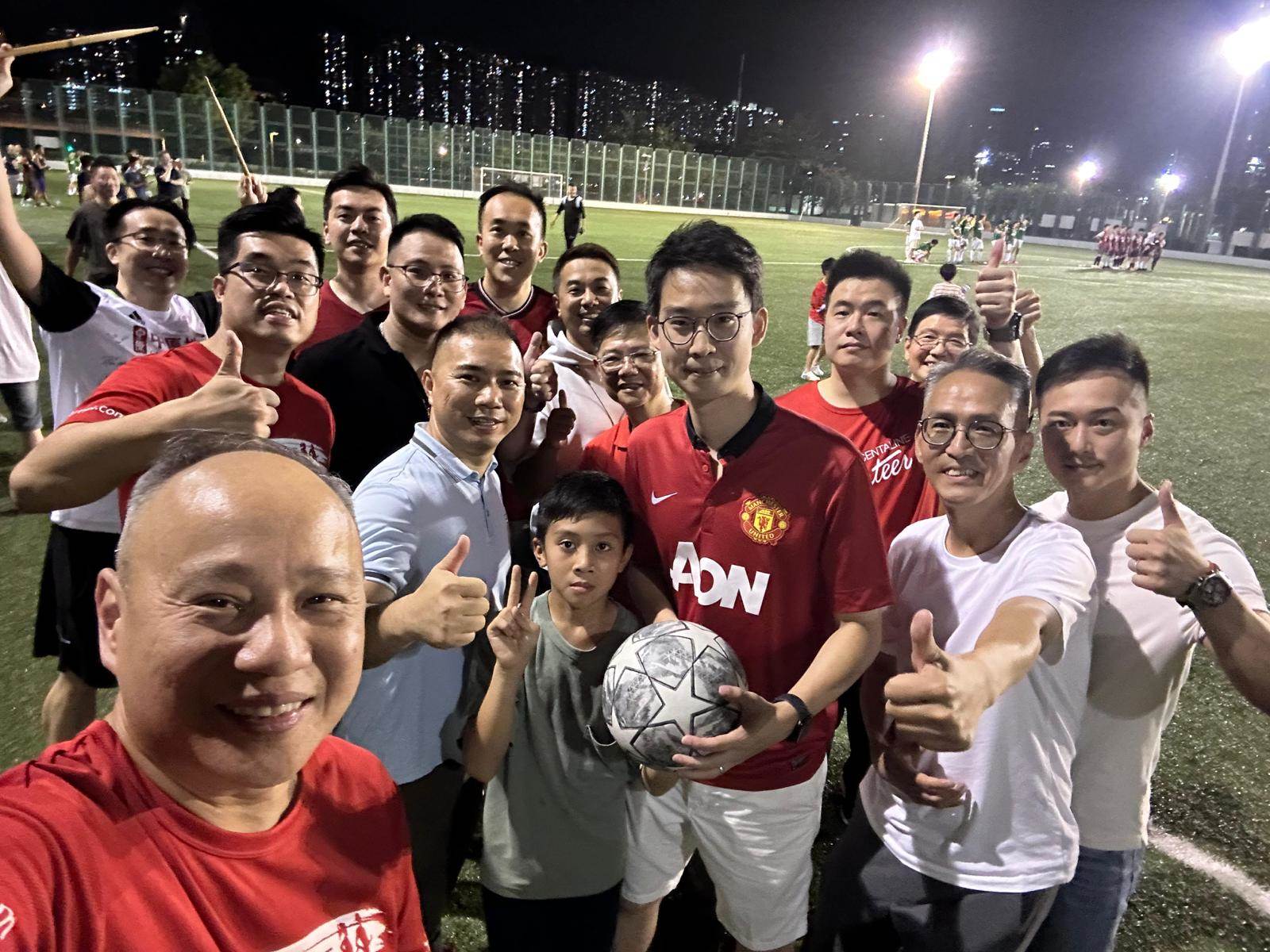 西部足球比赛赛场热闹，球迷现身支持的简单介绍