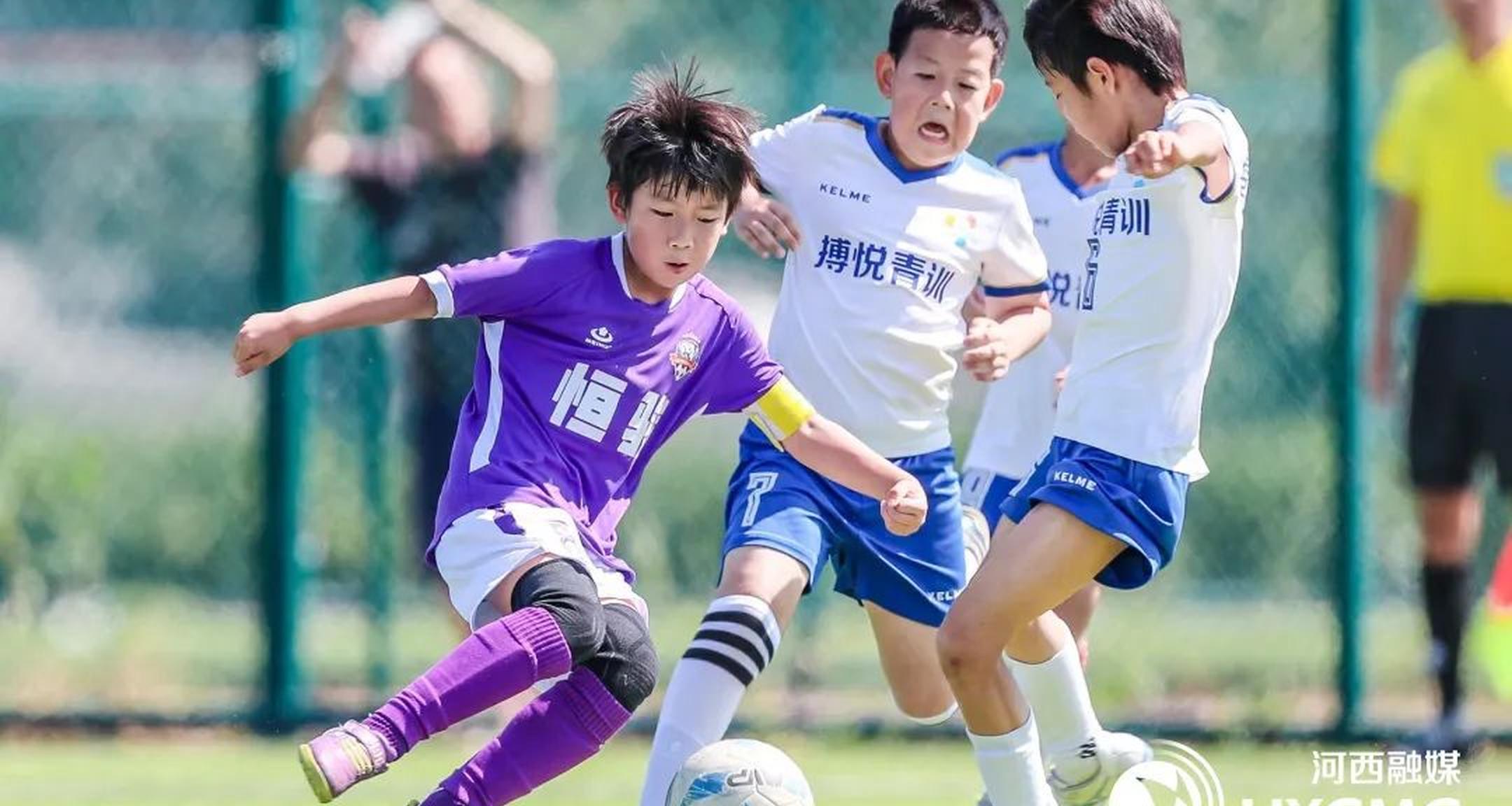 紧张比赛！四川球队对抗天津球队