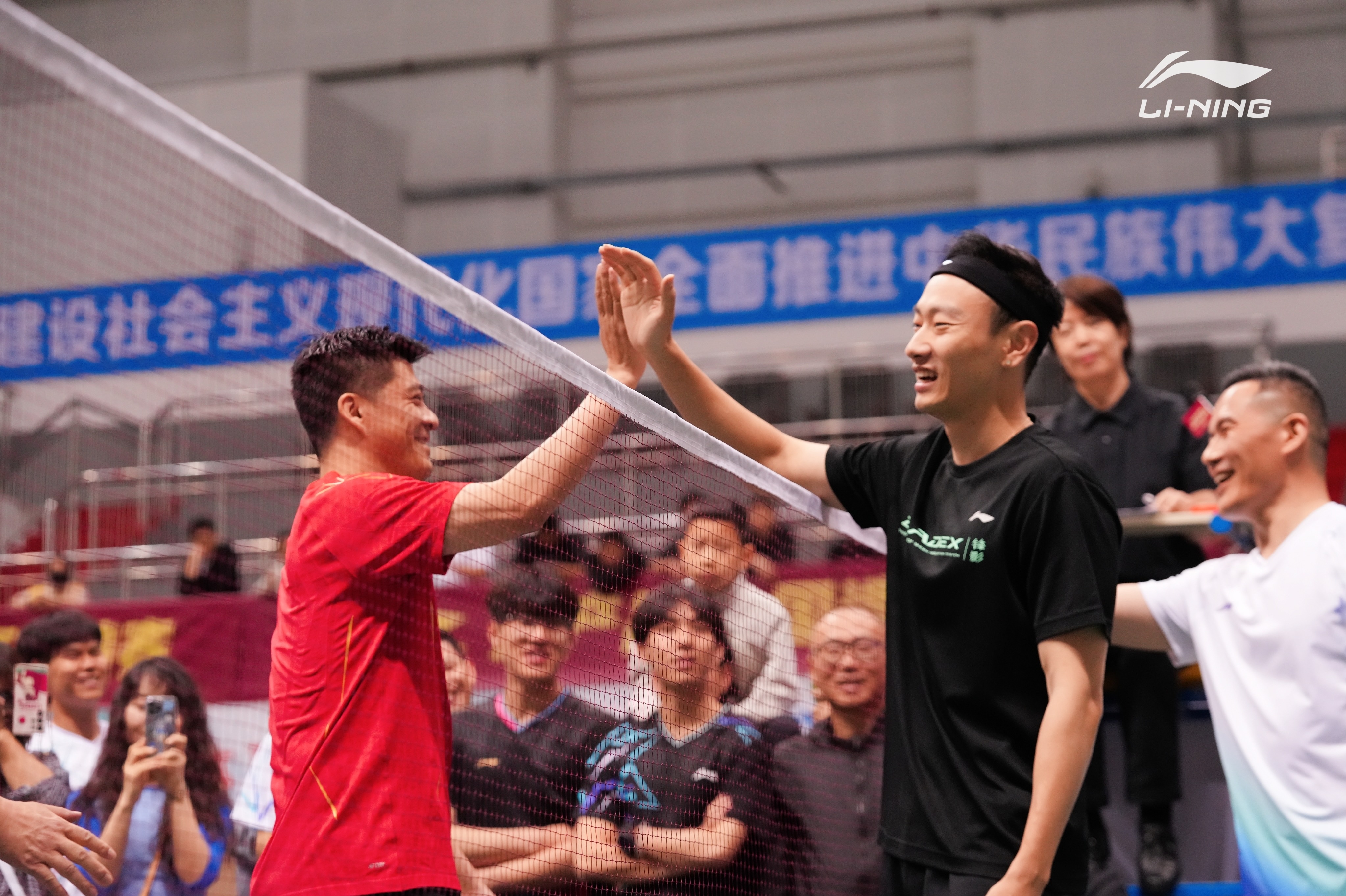 高强度对抗中释放运动员激情，全场紧张的简单介绍