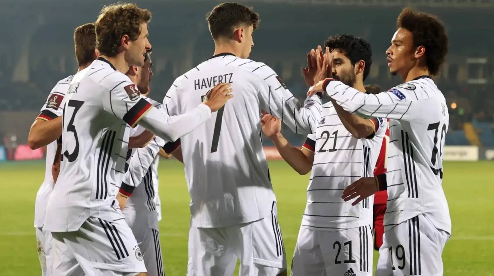 欧国联决赛球队归来，球迷热情迎接英雄