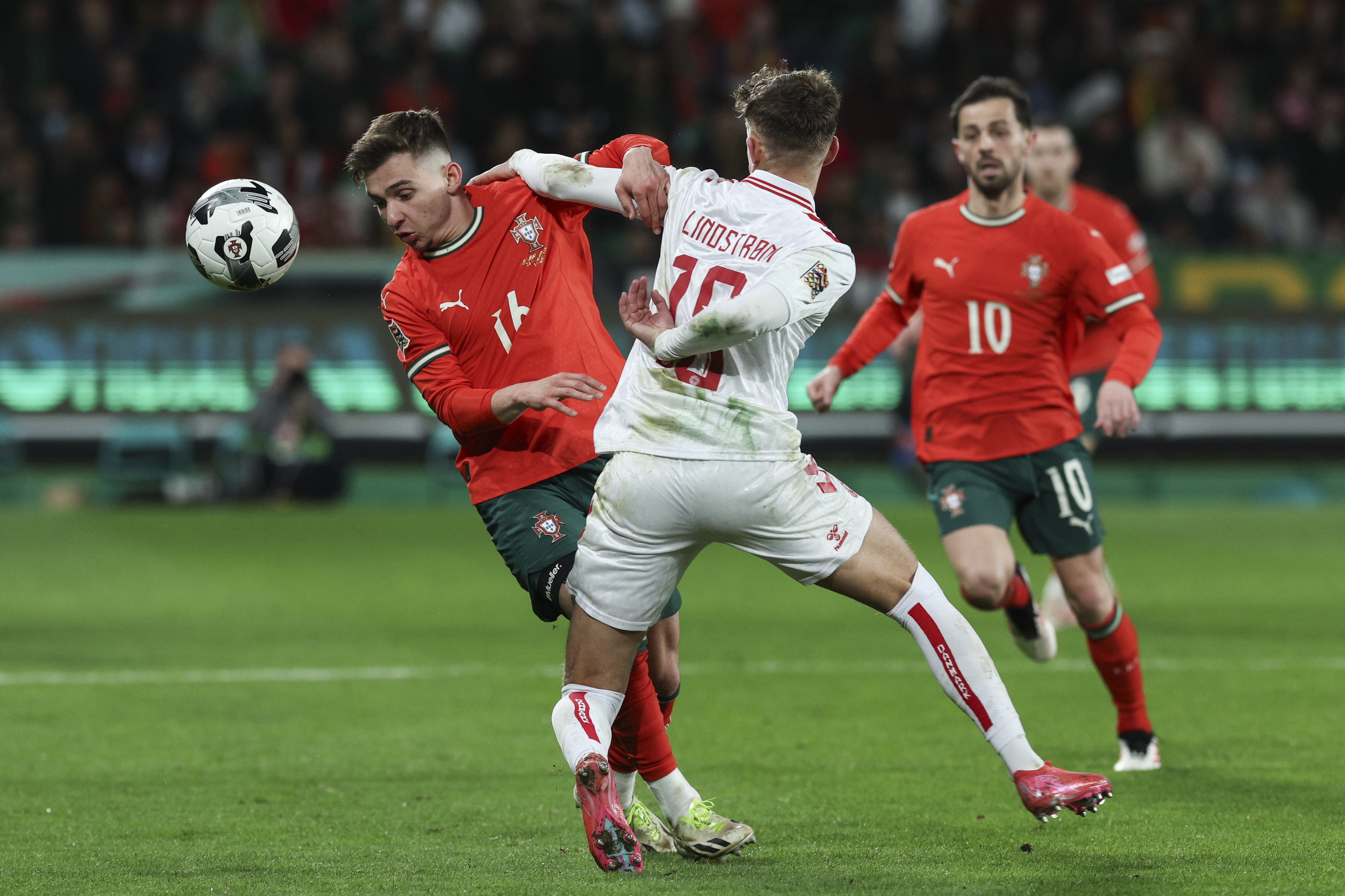 葡萄牙队在激烈比拼中战胜对手晋级下一轮