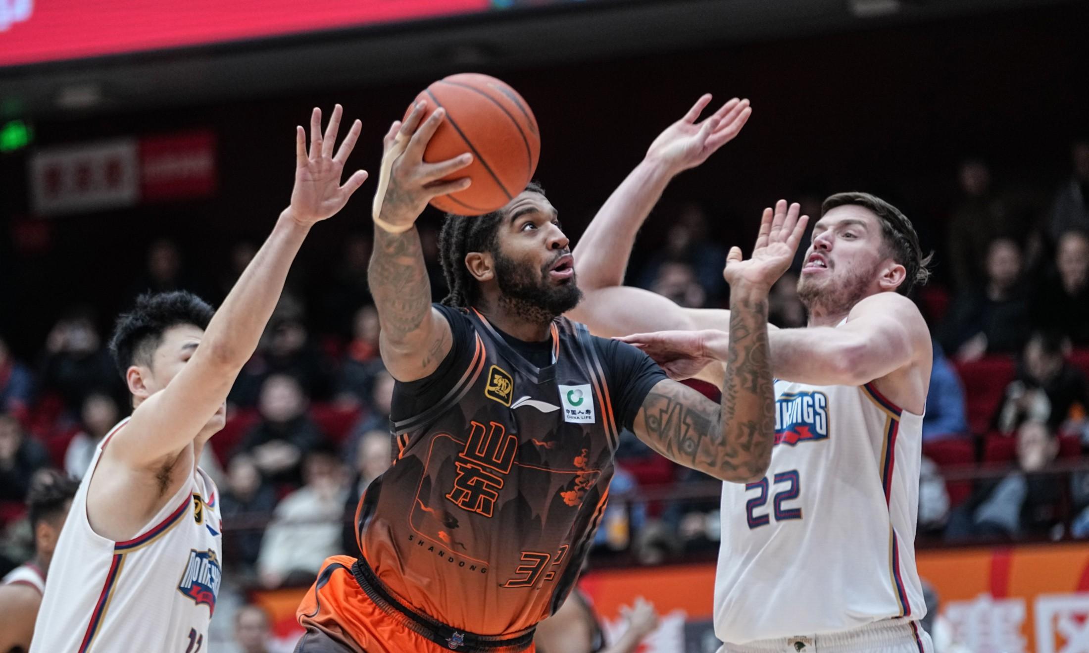 球队整体表现不佳，球员间默契应该继续培养